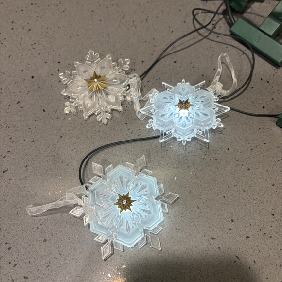 Hallmark Wonder and Light Sparkling Snowflake Ornament Set - Picture 4 of 12